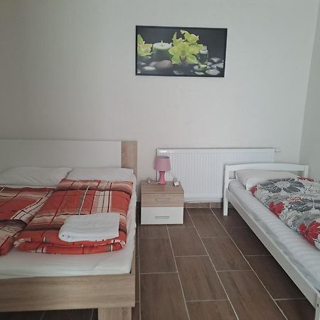 Nha Nghi Cho Cap Doi Va Gia Dinh Apartment Praha Bagian luar foto