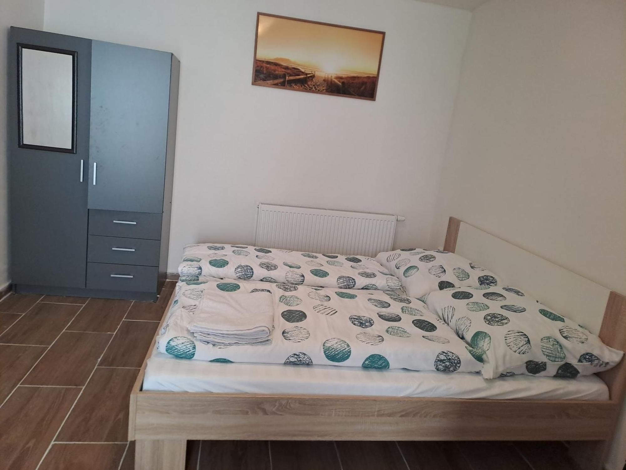 Nha Nghi Cho Cap Doi Va Gia Dinh Apartment Praha Bagian luar foto